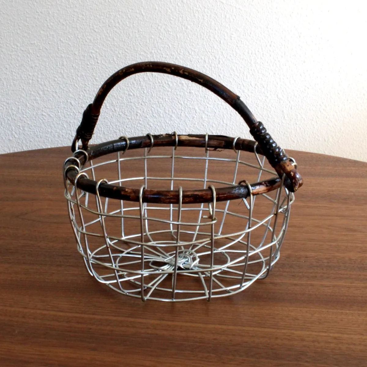 Metalen broodmandje met rotan hengsel