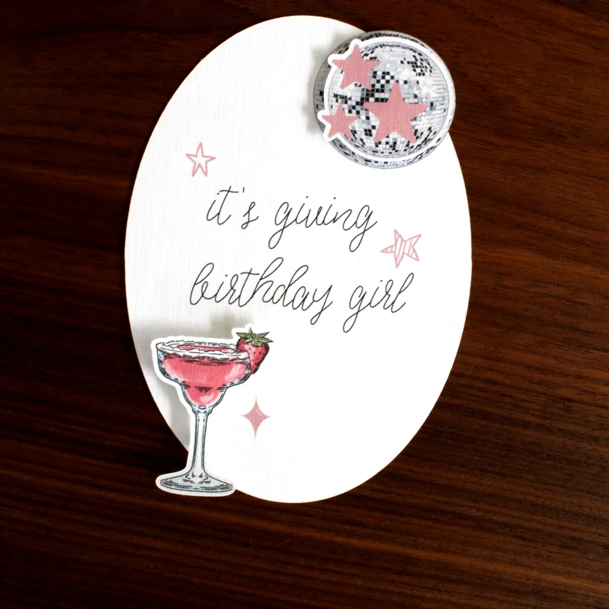 Handgemaakte ovale kaart met de tekst it's giving birthday girl