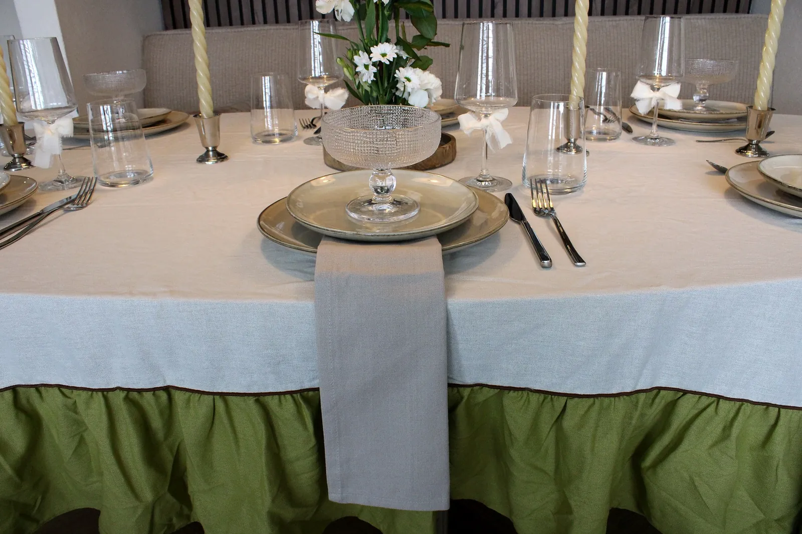 Gedekte tafel voor een intieme bruiloft met glaswerk, linnen en bloemen