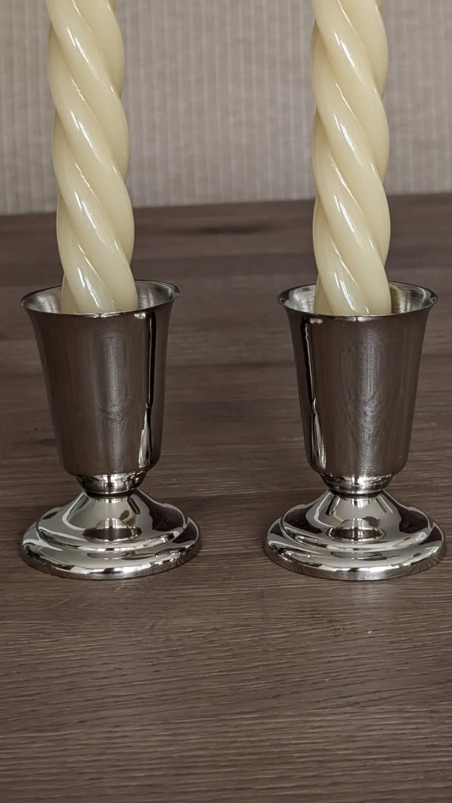 Zilveren kandelaar met gedraaide kaars